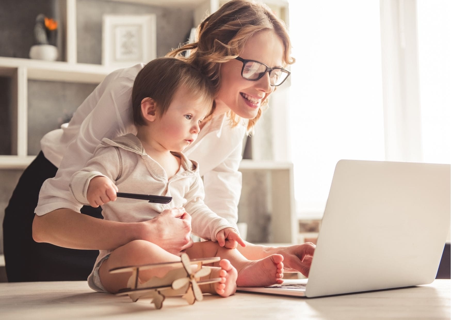 4-remote-job-tips-for-stay-at-home-moms-commute-free-me